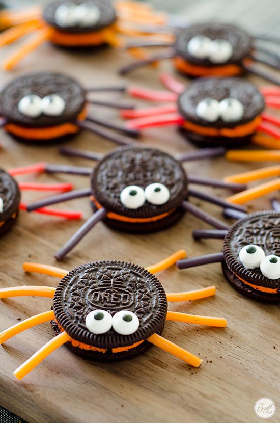 lots of oreo cookie spiders! perfect for a kids halloween party!