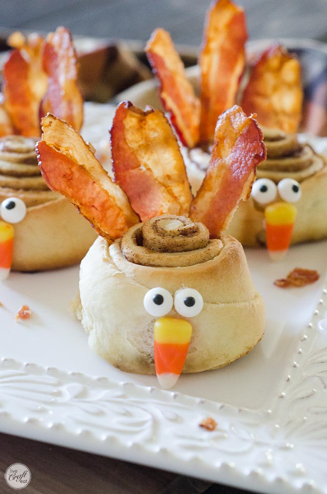 easy cinnamon roll and bacon turkeys for a perfect thanksgiving breakfast!