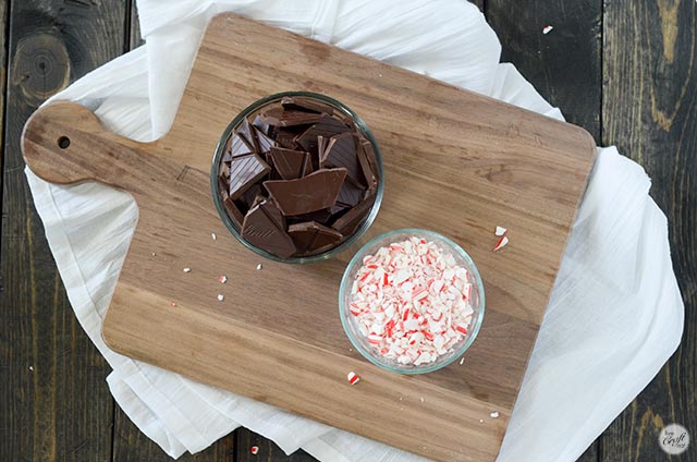 dark chocolate + peppermint candy cane = incredibly delicious and easy holiday chocolate bark