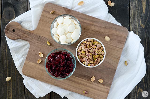 white chocolate, cranberries, pistachios = christmas bark