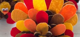 homemade felt feathered turkeys :: a perfect kids activity for thanksgiving!