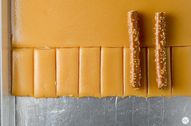 how to make caramel pretzel rods