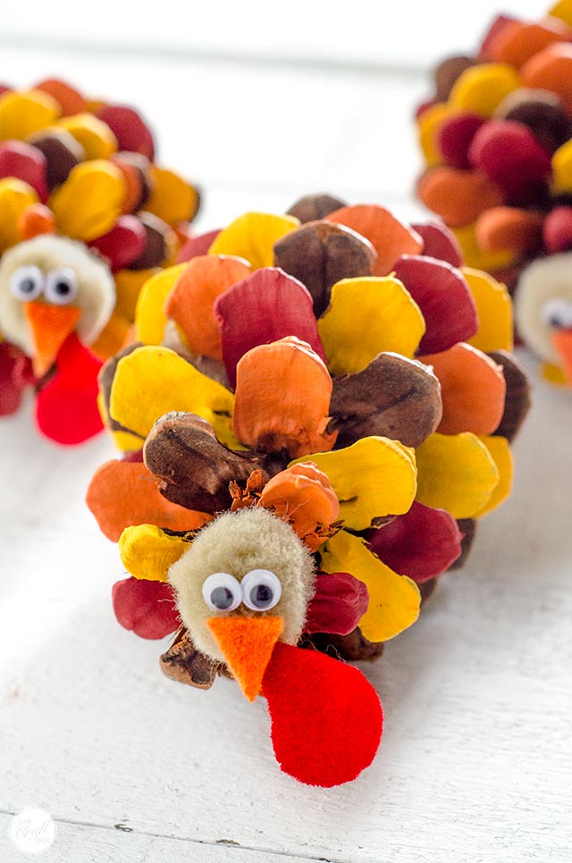painted pinecone turkeys :: the perfect thanksgiving day craft!